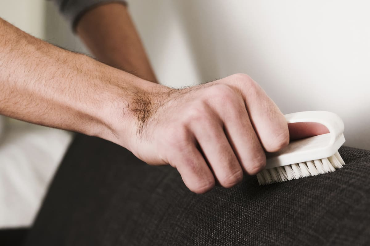 Cómo limpiar cada tipo de tejido de sofá sin estropearlo
