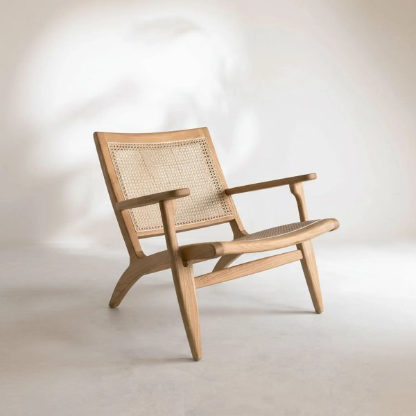 Fauteuil lounge en bois massif avec assise et dossier en cannage de rotin naturel