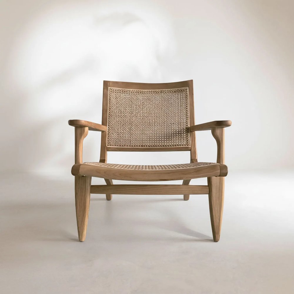 Fauteuil lounge en bois massif avec assise et dossier en cannage de rotin naturel 4