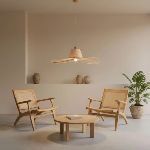 Fauteuil lounge en bois massif avec assise et dossier en cannage de rotin naturel ambiance