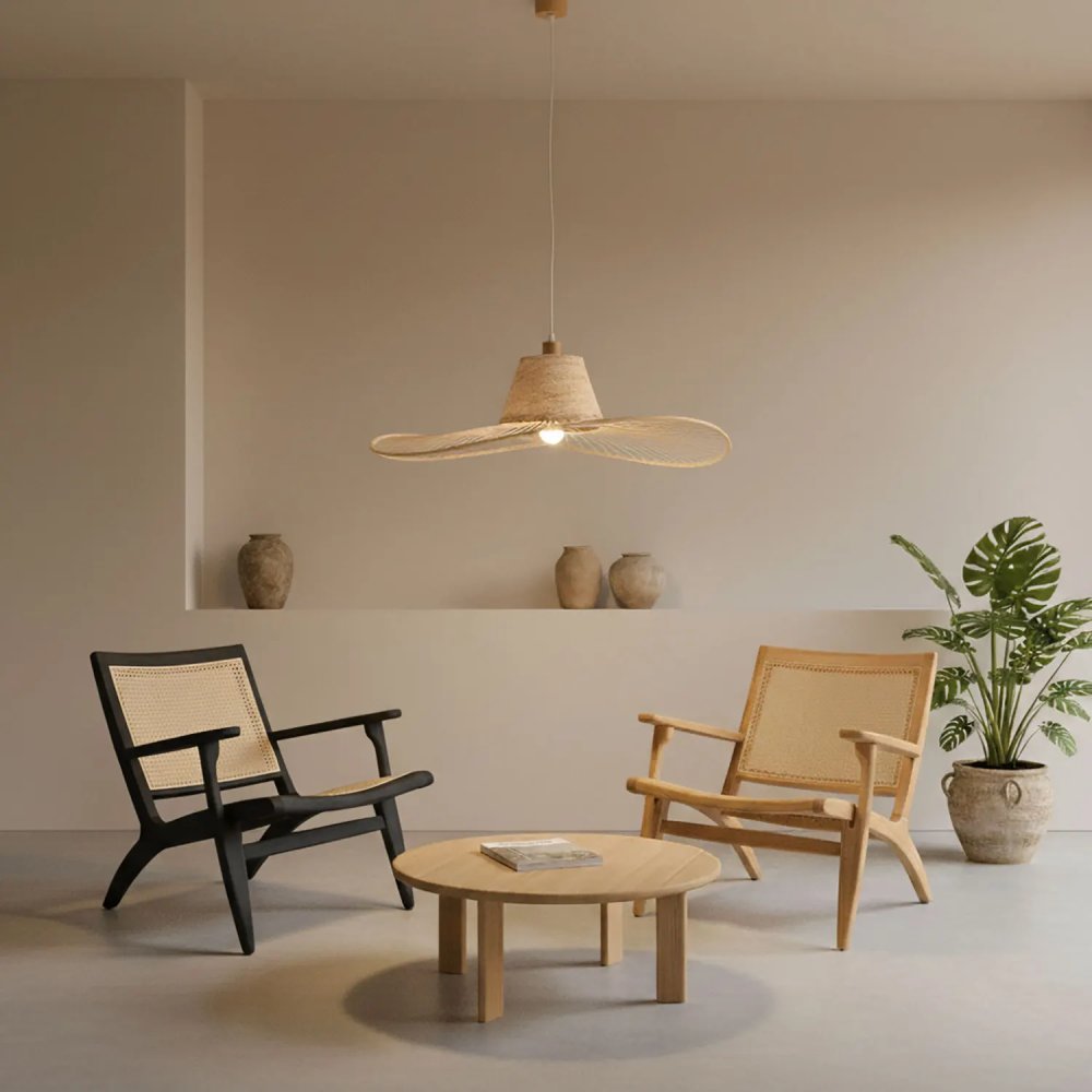 Fauteuil lounge en bois teinté noir avec assise et dossier en cannage de rotin naturel ambiance 2