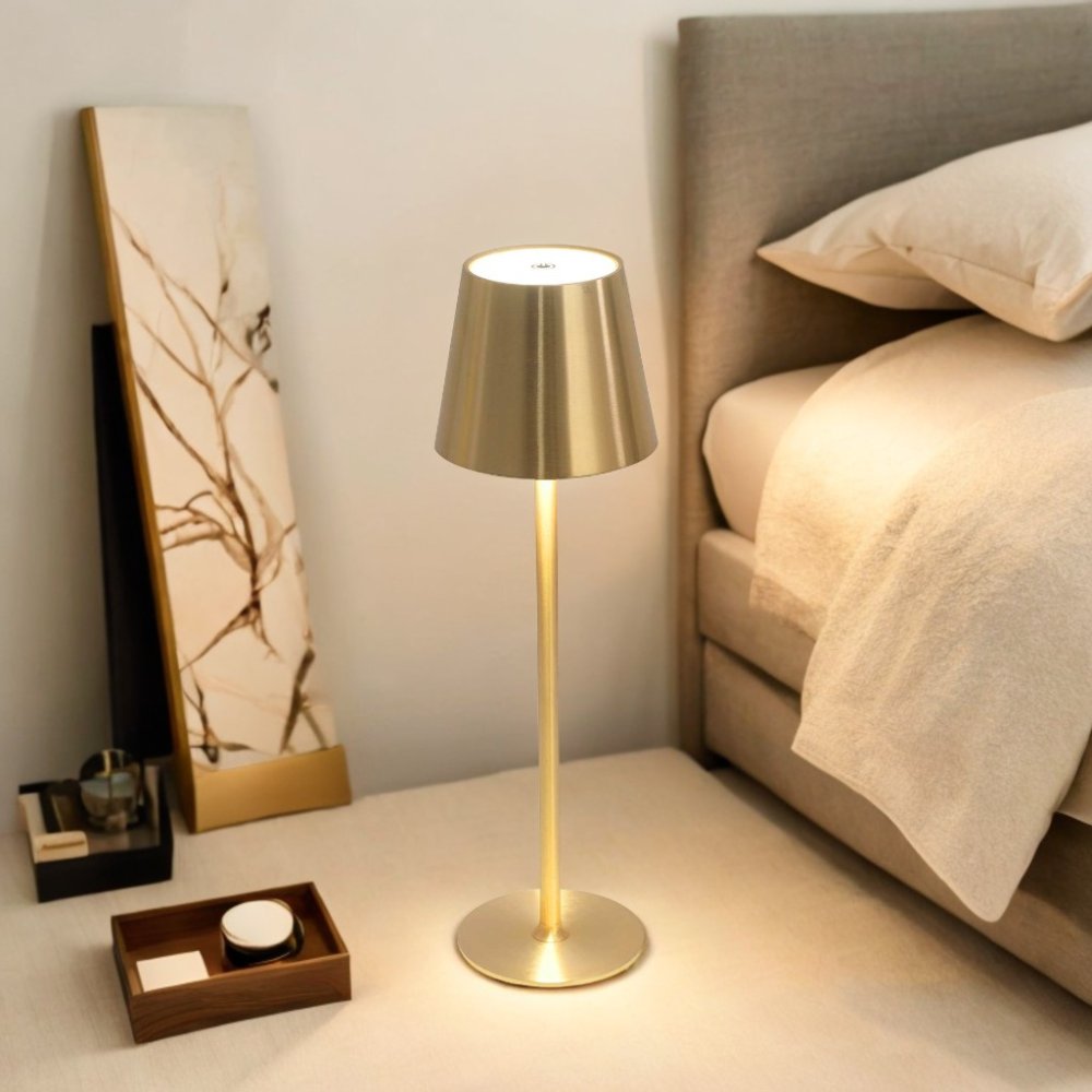 Candeeiro LED Emei dourado – Recarregável, Portátil e Elegante
