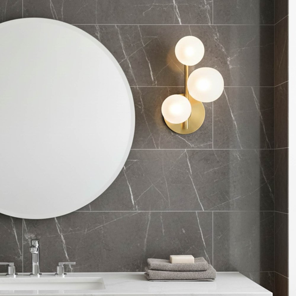 APLIQUE DE PAREDE 3 LUZES OKO BRANCO OPAL E DOURADO | Ukukhome